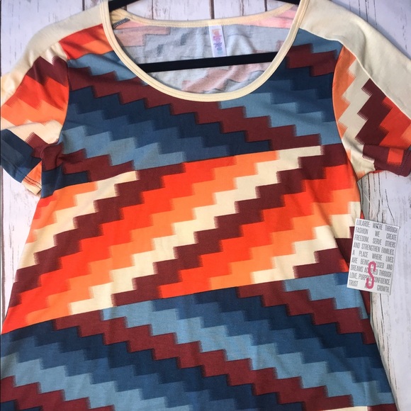 LuLaRoe Tops - LuLaroe brand new classic tee size small